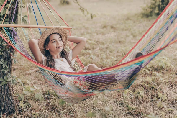 Menina Moderna Bonito Sundress Chapéu Descansando Rede Parque Pôr Sol — Fotografia de Stock