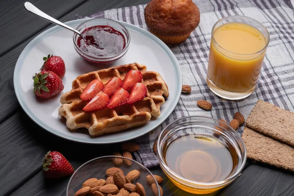 Waffle Tradicional Belgas Com Morango Pequeno Almoço Caseiro Delicioso Sobremesa — Fotografia de Stock