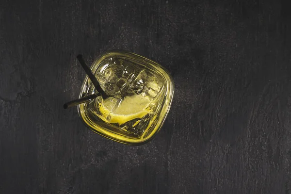 Siyah arka planda taze bir kokteyl. Alkolik ve Meyvesiz Kokteyller. 