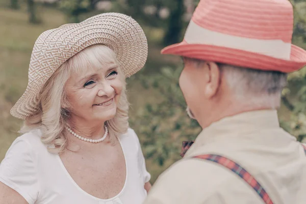 Gros Plan Portrait Couple Heureux Grand Mère Dans Chapeau Souriant — Photo