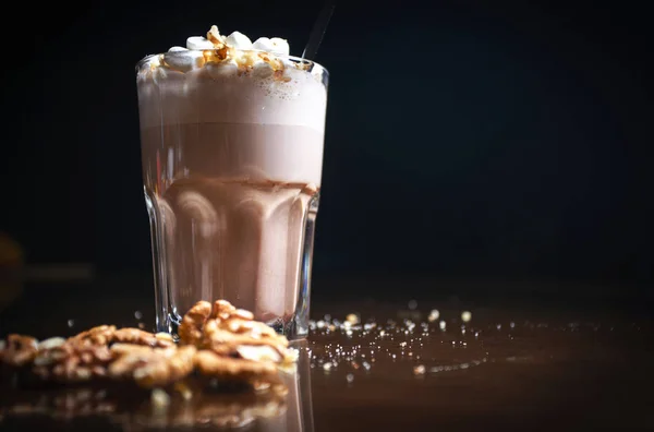 Kaffedrycker Svart Bakgrund Kaffe Ett Svart Bord Kallt Kaffe Latte — Stockfoto