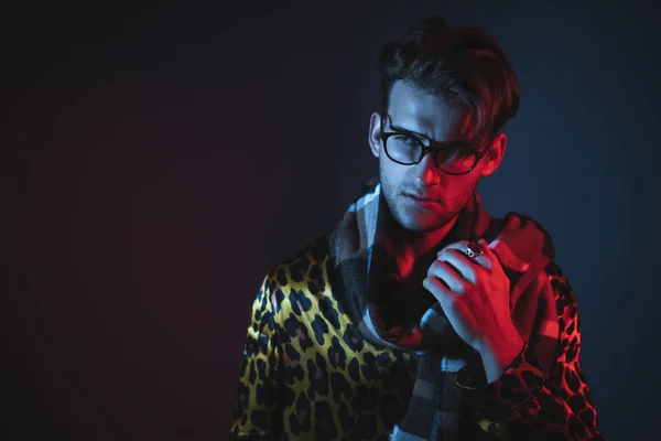 Neon Ljus Studio Porträtt Stilig Man Modell Leopard Skjorta Härlighet — Stockfoto
