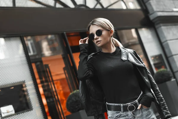 Mulher Beleza Elegante Roupas Casuais Andando Estrada Rua Cidade Retrato — Fotografia de Stock