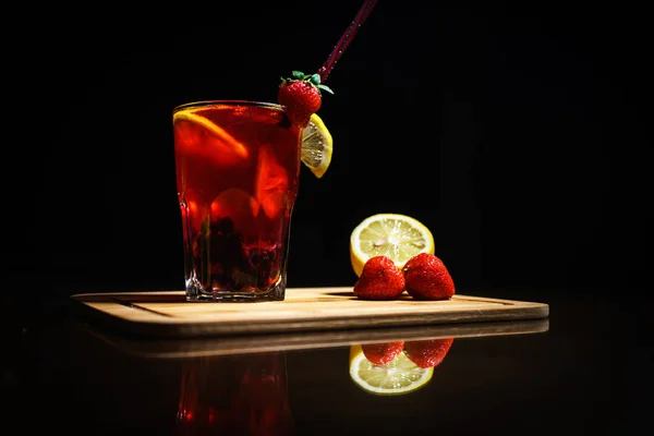 Verse Cocktail Een Zwarte Achtergrond Alcoholische Cocktail Een Zwarte Achtergrond — Stockfoto