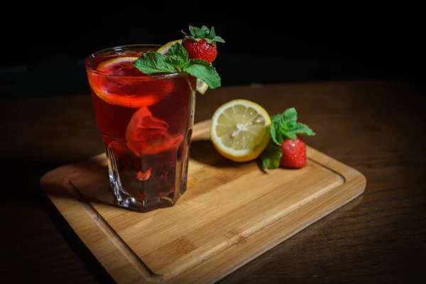 Verse Cocktail Een Zwarte Achtergrond Alcoholische Cocktail Een Zwarte Achtergrond — Stockfoto