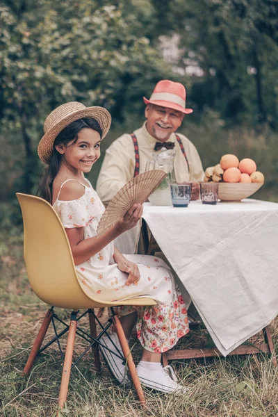 Familieportret Aan Tafel Tuin Het Kleine Meisje Lacht Poseert Voor — Stockfoto