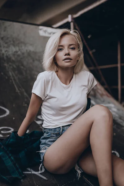 Niedliche Sexy Blonde Frau Lässiger Kleidung Auf Städtischem Hintergrund Ziemlich — Stockfoto