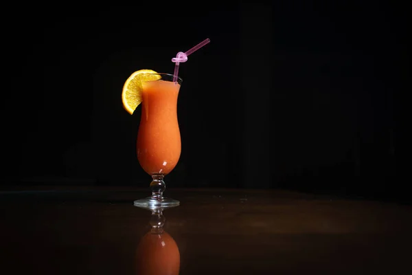 Verse Cocktail Een Zwarte Achtergrond Alcoholische Cocktail Een Zwarte Achtergrond — Stockfoto