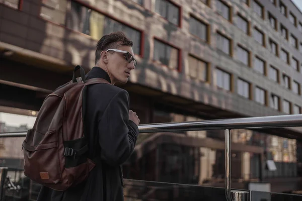 Een Mooi Jong Meisje Blond Loopt Door Straten Van Stad — Stockfoto