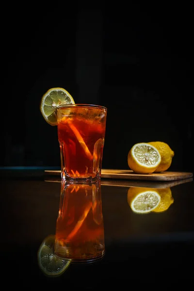 Cocktail Citron Sur Fond Sombre — Photo
