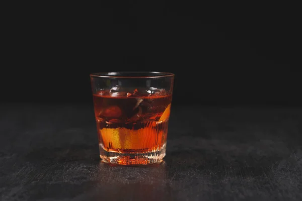 Стакан Виски Льдом Темном Фоне — стоковое фото