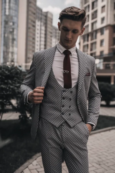 Junger Gutaussehender Geschäftsmann Posiert Auf Der Straße Der Stadt Männliches — Stockfoto