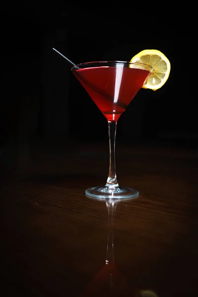 Verse Cocktail Een Zwarte Achtergrond Alcoholische Cocktail Een Zwarte Achtergrond — Stockfoto