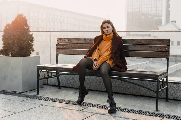 Una Bella Ragazza Bionda Cammina Strade Della Città Sorridendo Agitando — Foto Stock