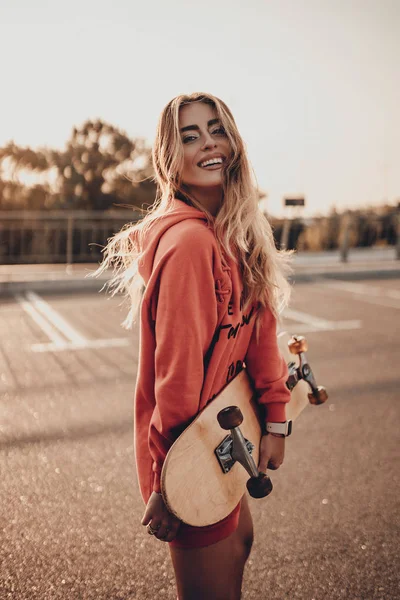 Menina Elegante Feliz Com Skate Com Capuz Vermelho Rua Cidade — Fotografia de Stock