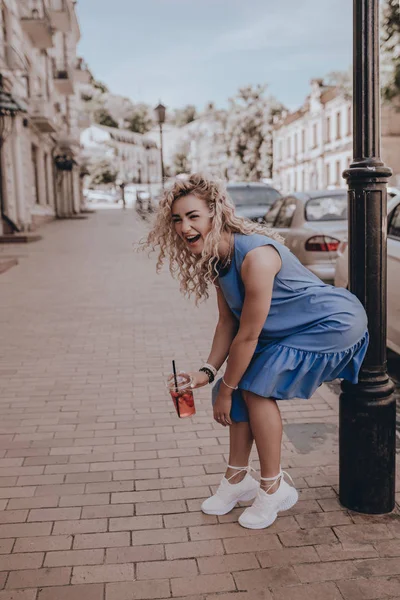 Meisje Lacht Zonnejurk Straatmode Jonge Vrouw Stedelijk Gelukkige Mensen Wandelen — Stockfoto