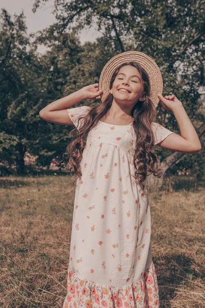 Jovem Menina Feliz Bonita Sundress Chapéu Jogar Parte Linda Filha — Fotografia de Stock