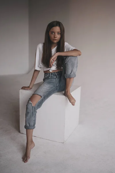 Porträt Eines Eleganten Attraktiven Mädchens Hemd Und Jeans Sexy Mode — Stockfoto