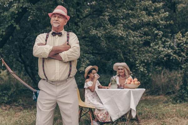 Beau Grand Père Chapeau Rouge Chemise Pantalon Arc Debout Premier — Photo