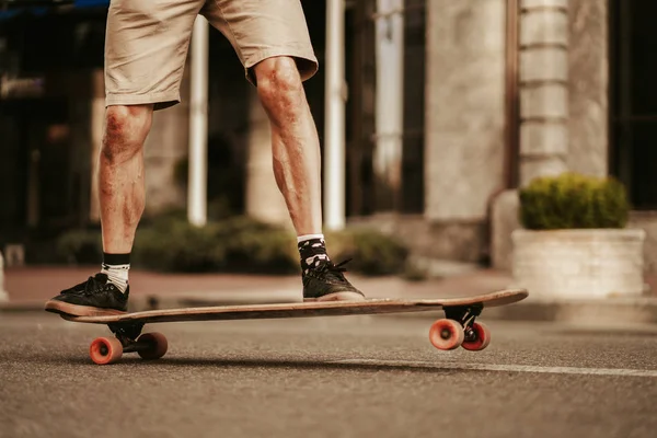 Een Stedelijke Levensstijl Stijlvolle Man Ritje Skateboard Wit Shirt Straat — Stockfoto