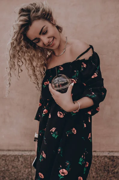 Meisje Mooi Jong Zonnejurk Mode Vrouw Poseert Straat Stadsstijl Portret — Stockfoto