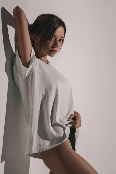 Çamaşırı Gömlek Içinde Zarif Çıplak Çekici Bir Kız Portresi Stüdyoda — Stok fotoğraf