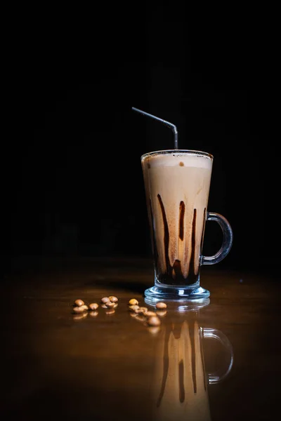 Πίνει Καφέ Μαύρο Φόντο Καφέ Μαύρο Τραπέζι Κρύο Καφέ Λάτε — Φωτογραφία Αρχείου