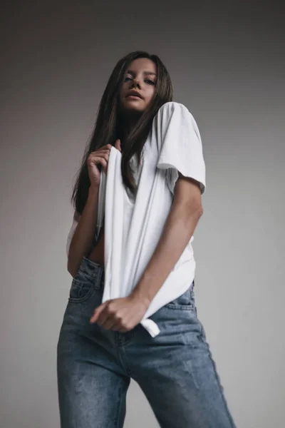 Belle Jeune Femme Séduisante Debout Dans Chambre Sur Fond Blanc — Photo