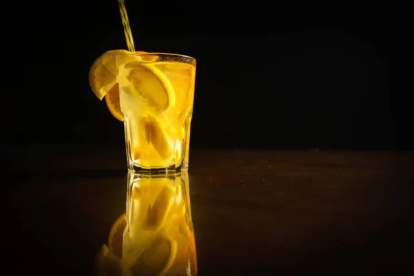Frischer Cocktail Auf Schwarzem Hintergrund Alkoholischer Cocktail Auf Schwarzem Hintergrund — Stockfoto