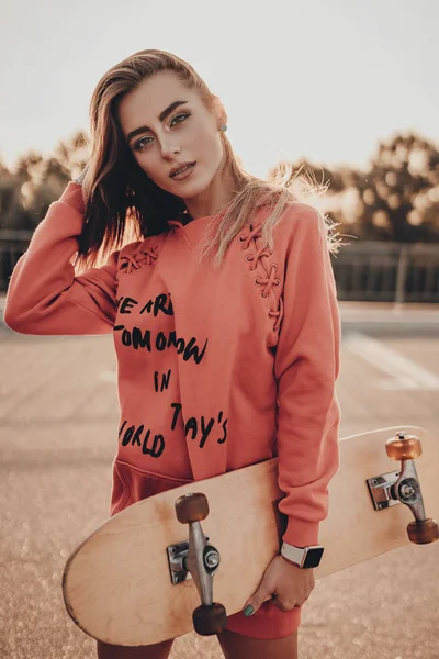 Aantrekkelijke Sport Tiener Wandelen Straat Met Skateboard Rode Hoodie Stijlvolle — Stockfoto