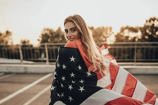 Schönheitsporträt Eines Aktiven Glücklichen Mädchens Mit Amerikanischer Flagge Auf Der — Stockfoto