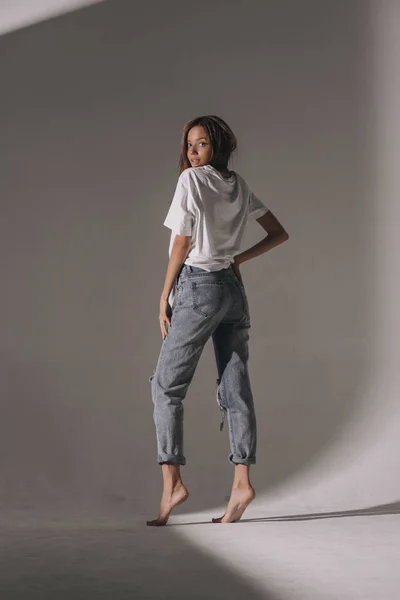 Sexy Hete Vrouw Shirt Jeans Poseren Studio Witte Achtergrond Verleidelijke — Stockfoto