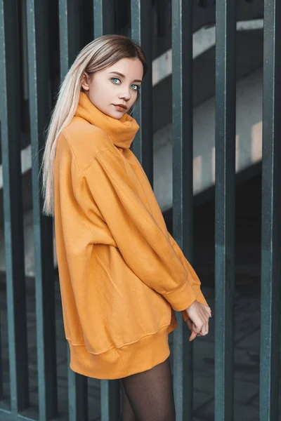 Egy Gyönyörű Szőke Lány Sétál Város Utcáin Mosolyogva Integetve Kabátjával — Stock Fotó