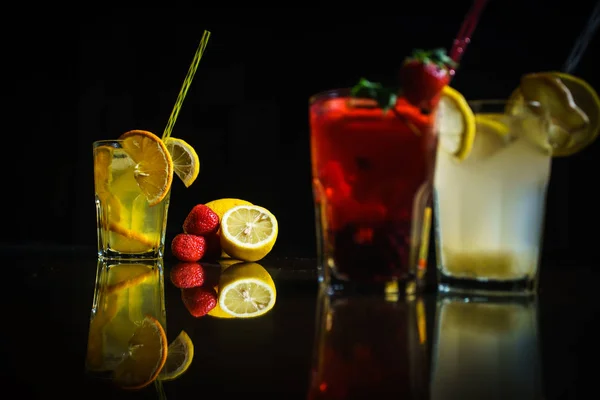 Verse Cocktail Een Zwarte Achtergrond Alcoholische Cocktail Een Zwarte Achtergrond — Stockfoto