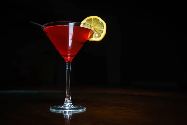 Frischer Cocktail Auf Schwarzem Hintergrund Alkoholischer Cocktail Auf Schwarzem Hintergrund — Stockfoto