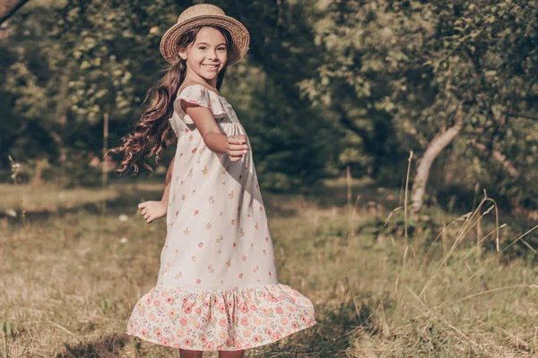 Jonge Glimlach Mooi Meisje Poseren Het Park Zonsondergang Vrolijk Gelukkig — Stockfoto