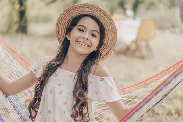 Jonge Glimlach Mooi Meisje Zitten Hangmat Het Park Zonsondergang Vrolijk — Stockfoto