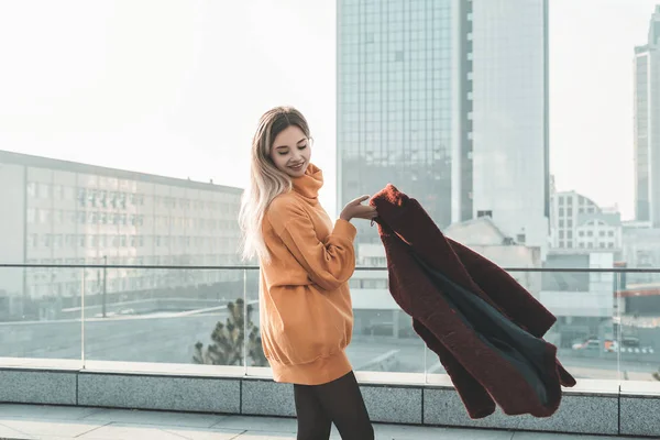 Una Bella Ragazza Bionda Cammina Strade Della Città Sorridendo Agitando — Foto Stock