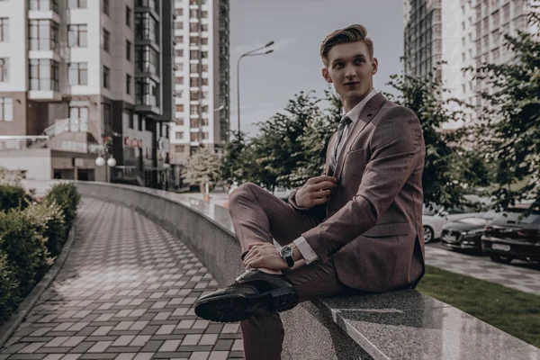 Şehir Caddesinde Poz Veren Takım Elbiseli Bir Işadamı Yakışıklı Erkek — Stok fotoğraf