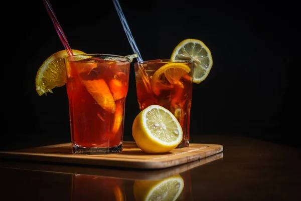 Verse Cocktail Een Zwarte Achtergrond Alcoholische Cocktail Een Zwarte Achtergrond — Stockfoto