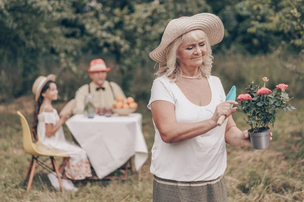 Bonne Grand Mère Fait Une Surprise Pour Petite Fille Prendre — Photo