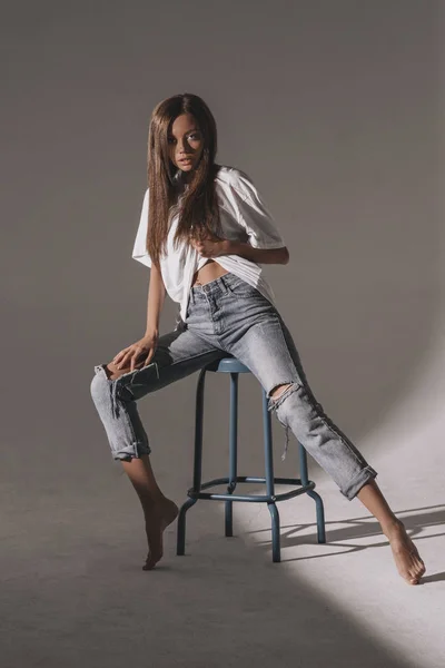 Attraente Donna Moda Sexy Con Acconciatura Bruna Camicia Jeans Ritratto — Foto Stock