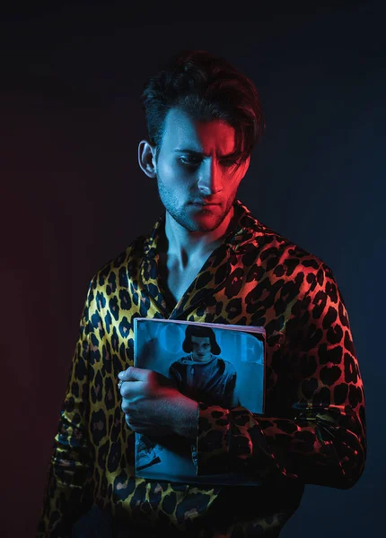 Neon Ljus Studio Porträtt Stilig Man Modell Leopard Skjorta Härlighet — Stockfoto