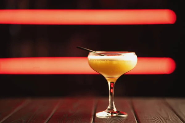 Verse Gele Cocktail Een Neon Achtergrond Alcoholische Cocktail Vruchten Niet — Stockfoto