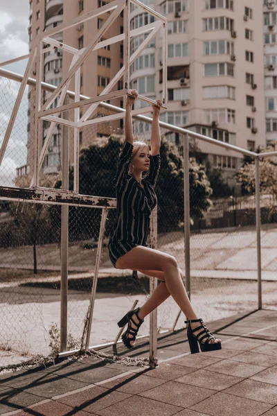 Moda Jovem Mulher Beleza Com Cabelo Loiro Sundress Clássico Saltos — Fotografia de Stock