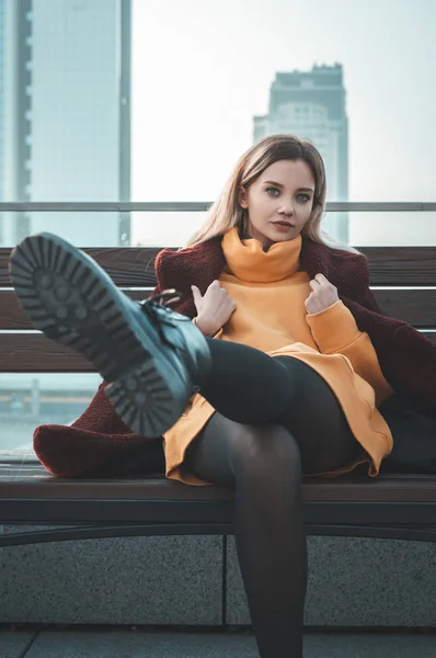 Een Mooi Jong Meisje Blond Loopt Door Straten Van Stad — Stockfoto