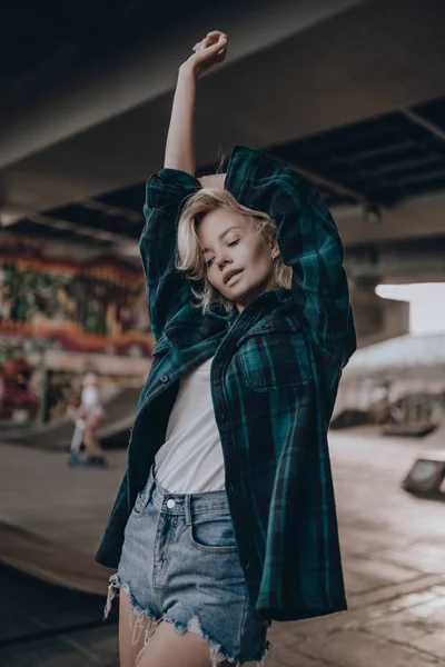 Skönhetsporträtt Sexig Söt Blond Flicka Poserar Urban Bakgrund Snygg Mode — Stockfoto