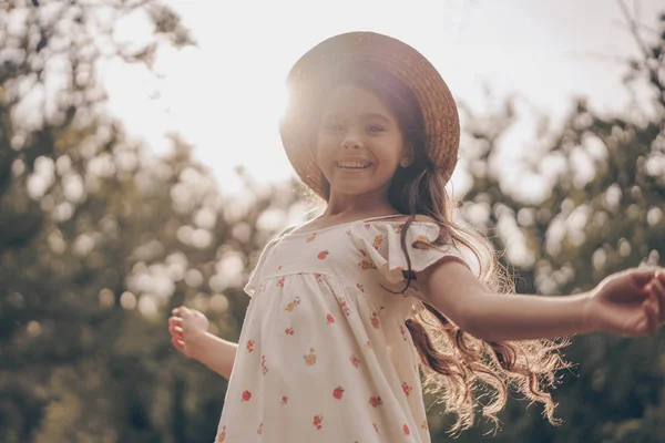 Modern Mooi Jong Meisje Model Hoed Sundress Poseren Het Park — Stockfoto