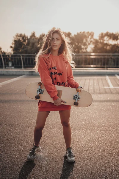 Retrato Beleza Menina Ativa Com Skate Estrada Perto Estacionamento Pôr — Fotografia de Stock