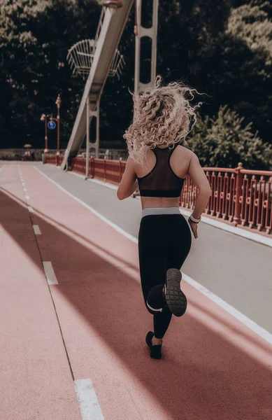 Jovencita Corredora Corriendo Por Carretera Puente Ciudad Deporte Callejero Femenino Imagen de archivo